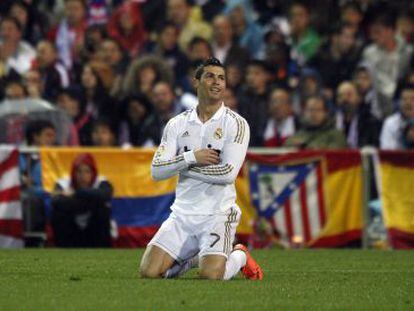 Cristiano Ronaldo, cruzado de brazos sobre el c&eacute;sped del Vicente Calder&oacute;n.