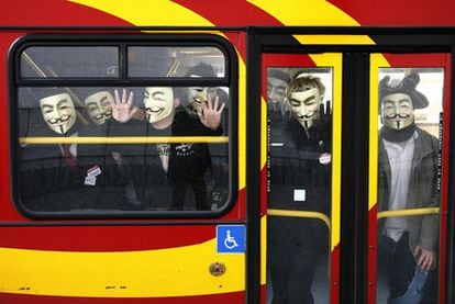 Integrantes de Anonymous acuden en autobús a una manifestación contra la iglesia de la Cienciología en abril de 2008