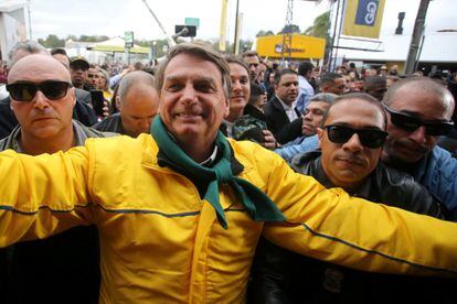 El presidente de Brasil, Jair Bolsonaro, con seguidores durante un mitin de campaña realizado el 2 de septiembre, en Esteio.