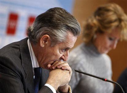 Miguel Blesa y Esperanza Aguirre, la pasada semana, durante la presentación de una línea de financiación para <i>pymes.</i>