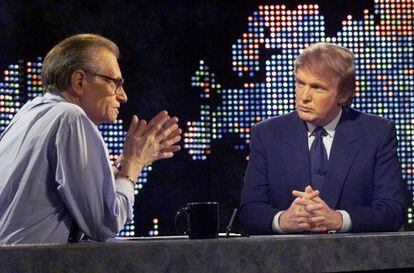Larry King, durante su entrevista a Donald Trump, en 1999. El comunicador estadounidense que hizo de la entrevista un arte arrastraba dolencias previas que el contagio del virus acabó de rematar.
