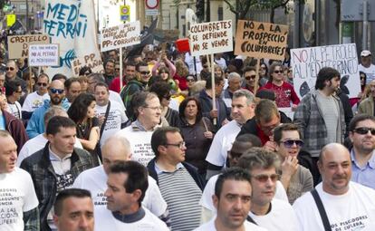 La manifestación contra las prospecciones petrolíferas recorre las calles de Castellón.
