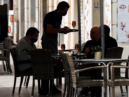 Un camarero atiende una mesa en una terraza del centro de Valencia, este miércoles, 2 de junio.