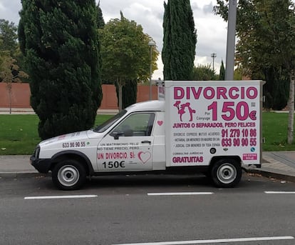 Una divorcioneta aparcada en una calle de Madrid.