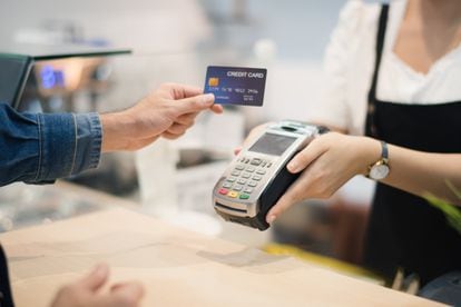 Un cliente pagando con una tarjeta de crédito