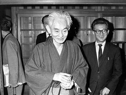 El premio Nobel de Literatura Yasunari Kawabata, con los periodistas, en 1968.