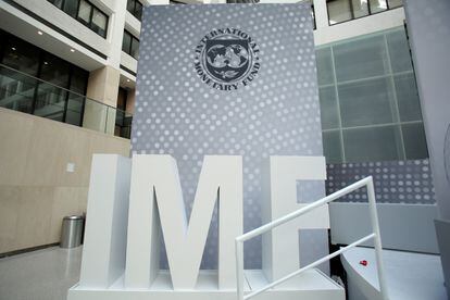 Un logo del FMI, en la sede del organismo en Washington.
