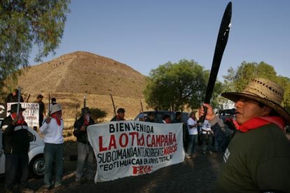 Los macheteros de San Salvador Atenco (Estado de México) reciben al EZLN en Teotihuacán, en abril de 2006.