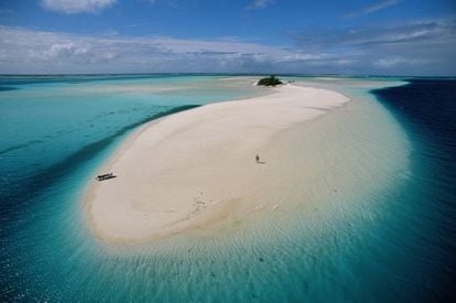Playa del atolón Nokanhui, en la Isla de los Pinos (Nueva Caledonia), en el Pacífico Sur. 