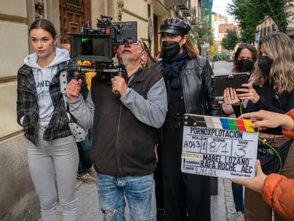 De izquierda a derecha, la actriz Clara Chaín, el cámara Rafa Roche y la directora Mabel Lozano en el rodaje del documental 'PornoXplotación', la semana pasada en Madrid.