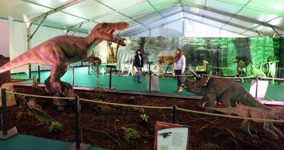 Una de las escenas dedicadas a los dinosaurios en la exposición del Museo Marítimo.