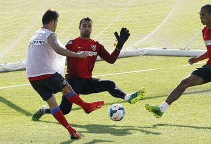 Asenjo, en un entrenamiento con el Atlético.