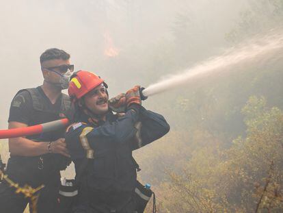 Bomberos trabajan en la extinción de un incendio este miércoles en Vati, en la isla griega de Rodas.