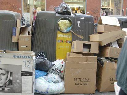 Contenedores de reciclaje en una calle de Madrid.