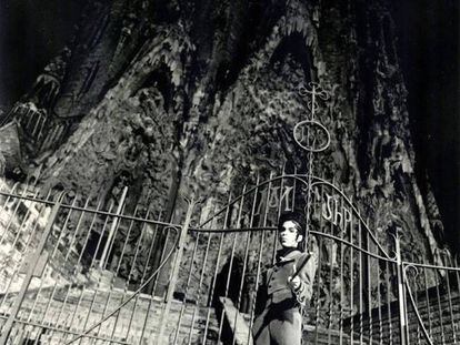 Prince davant de la Sagrada Família en una de les imatges preses a Barcelona per a la promoció de l'àlbum 'Come'. 