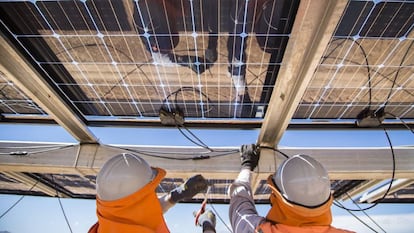 Operarios en una instalación solar con seguidores (trackers) de Soltec.