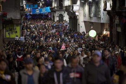 Centenares de personas caminan por el centro histórico de la ciudad. La alcaldía espera que más de 2,2 millones de personas visiten sus calles estos días.