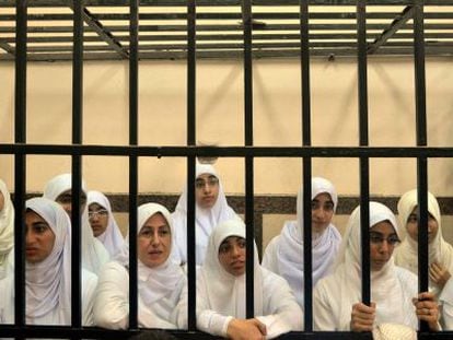Las mujeres condenadas, hoy, en una corte de Alejandr&iacute;a. 