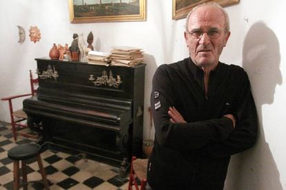 El escritor dramático Miguel Romero 'Esteo', en su casa de Málaga, en 2008.