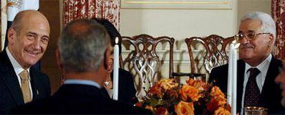 Olmert y Abbas durante la cena celebrada en el Departamento de Estado de EE UU en Washington