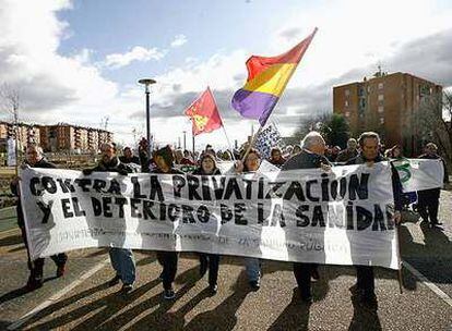 Cabecera de la manifestación en Rivas contra la privatización sanitaria en Madrid.