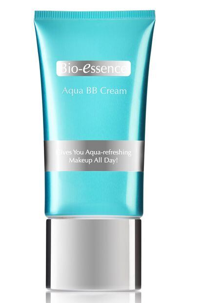 Bio-Essence Aqua BB Cream está enriquecida con ácido hialurónico. Una fórmula que ayuda a reparar la piel y previene los signos de envejecimiento. Cuesta 40 euros aprox.