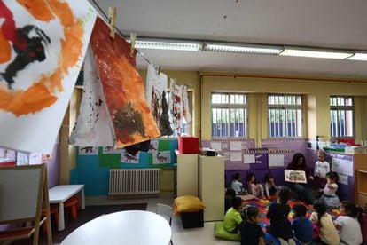 Una maestra y sus alumnos en una clase del colegio Manuel Núñez de Arenas, en Vallecas, Madrid.
