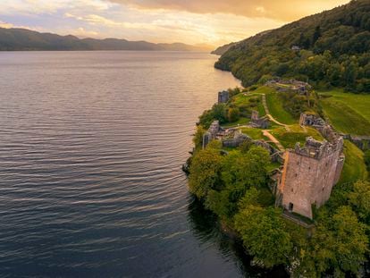 Las ruinas del El castillo de Urquhart se encuentra junto al lago Ness en las Tierras Altas de Escocia.