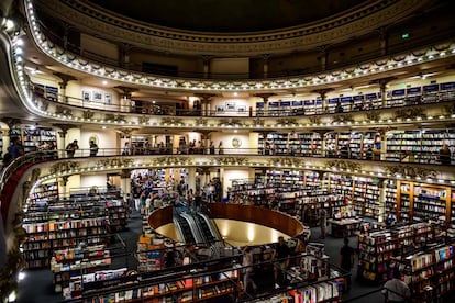 La capital argentina es una de las ciudades del mundo que tiene más librerías per cápita. Y entre ellas destaca El Ateneo Grand Splendid. Por algo el pasado mes de enero ‘National Geographic' la nombró la librería más bonita del mundo. Su nombre y su interior recuerdan que antes que lectores aquí hubo espectadores, pues en la década de los veinte del siglo pasado era el teatro Gran Splendid. Y también fue un cine. La remodelación se llevó a cabo en el año 2000, y se mantuvo la cúpula decorada con frescos, las barandillas originales y la decoración casi intacta. Hoy vende libros, CD, DVD, tiene un bar en el escenario y es un enclave turístico más de la ciudad. Según los datos, un millón de personas visitan al año esta librería en el barrio de Recoleta. Dirección: Av. Santa Fe 1860, Buenos Aires. Más información: <a href="https://www.yenny-elateneo.com/local/grand-splendid/" target="_blank">yenny-elateneo.com</a>