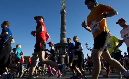 Corredores pasando ante la Columna de la Victoria durante el maratón de Berlín.