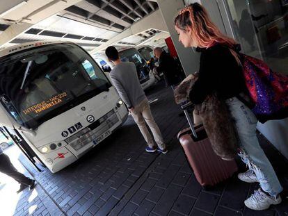 Algunas personas con equipaje en la estación sur de autobuses de Madrid. 