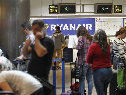 Pasajeros de Ryanair ante los puestos de facturaci&oacute;n del aeropuerto madrile&ntilde;o de Barajas