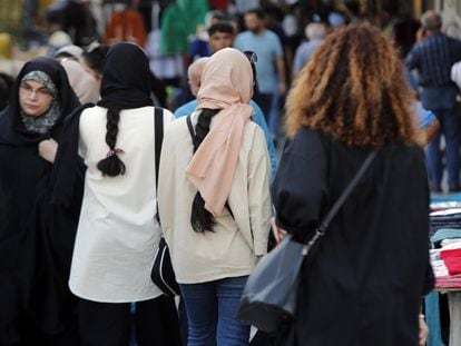 Mujeres iraníes, algunas sin el velo obligatorio, caminaban el 13 de septiembre de 2023 por una calle de Teherán.