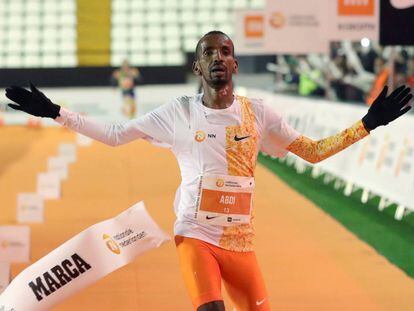 El belga-somalí Bashir Abdi entra como vencedor de la San Silvestre Vallecana.