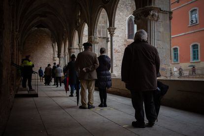 Varias personas hacen cola para votar en Antic Convent St. Agustí en Barcelona, Cataluña.