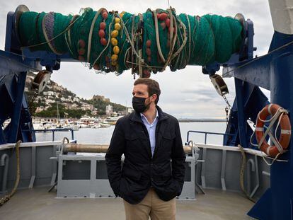 El líder del Partido Popular, Pablo Casado, durante una visita el pasado viernes al puerto de Roses (Girona).