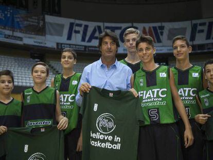 Villacampa posa con la camiseta de la campa&ntilde;a. 