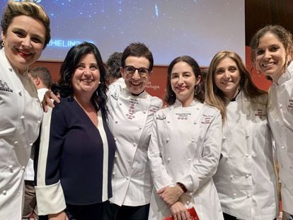 La ejecutiva de la guía Michelín Mayte Carreño (segunda por la izquierda) junto a las chefs Cristina Figueira (El Xato), Carme Ruscalleda (Sant Pau y Moments), Elena Arzak (Arzak), Lucía Freitas (A Tafona) y Carolina Sánchez (Íkaro).
