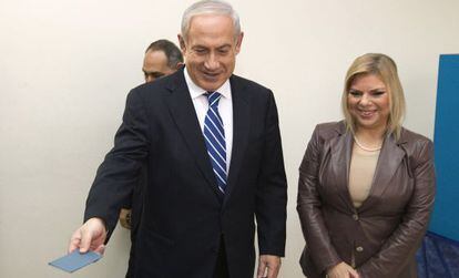 Netanyahu y su esposa, Sara, votan en una colonia de Cisjordania.
