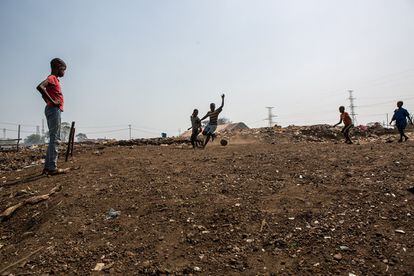 Bill y sus amigos juegan al fútbol en su pequeño campo improvisado rodeado de basura, en Freetown, Sierra Leona.
