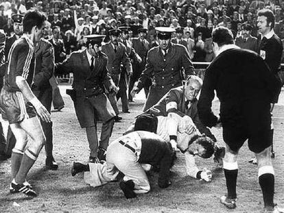 Un aficionado salta a agredir al árbitro del Madrid-Bayern de 1976.