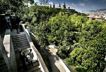 Una vista de los históricos jardines de Laribal, con el palacio de Montjuïc al fondo, que ayer se reabrieron al público.