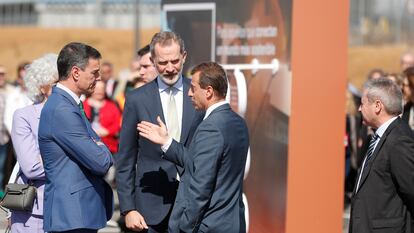 El presidente del Gobierno, Pedro Sánchez, y el Rey Felipe VI junto al CEO de Airbus, Guillaume Faury, y el responsable de la compañía en España, Alberto Gutiérrez, esta mañana en la planta de Airbus en Getafe (Madrid).