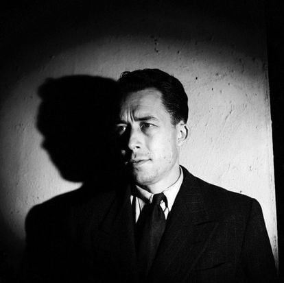 1944. Albert Camus. El nobel había escrito dos años antes 'El extranjero' que se publicó en plena ocupación nazi de Francia que supuso su lanzamiento a la fama y en la que plantea el absurdo destino de las personas decentes, sometidas a fuerzas colectivas y sin control.
