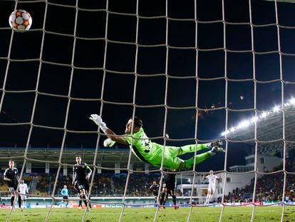 El disparo de Kroos supera a Athanasiadis en el segundo gol del Real Madrid.