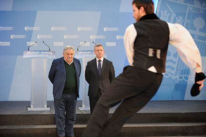 El presidente de Uruguay, José Mújika, y el lehendakari, Iñigo Urkullu, tras el encuentro mantenido en Ajuria Enea.