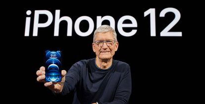 Tim Cook muestra el nuevo teléfono iPhone 12 Pro durante su lanzamiento en el Apple Park, la pasada semana en Cupertino, California.
