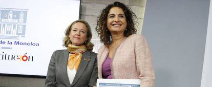 Las ministras de Economía, Nadia Calviño (izquierda), y de Hacienda, María Jesús Montero, ayer.
