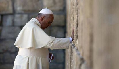 El Papa en el Muro de las Lamentaciones de Jerusalén, en mayo de 2014.