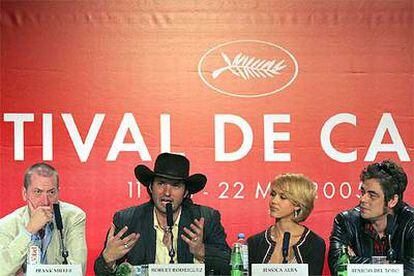 Benicio del Toro, durante la presentación de <i>Sin City</i> con Frank Miller, Robert Rodríguez y Jessica Alba.